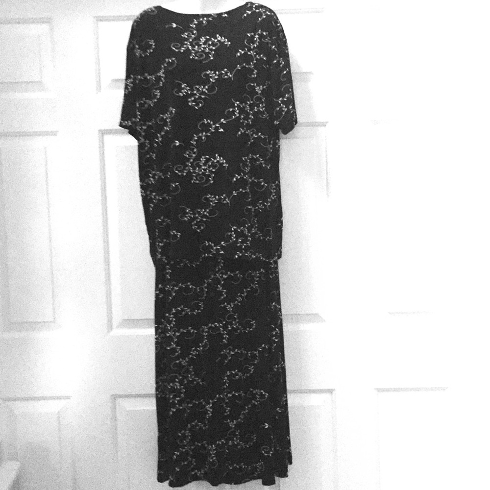 Sophisticated 2 piece dress ensemble. Size Large